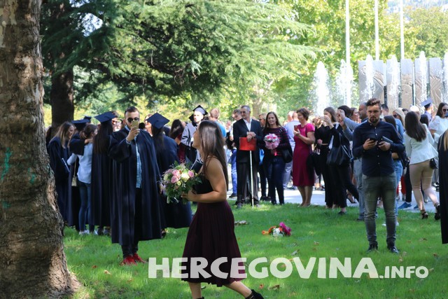 FPMOZ: Pogledajte kako je bilo nakon dodjela diploma ispred Hrvatskog doma Herceg Stjepan Kosača