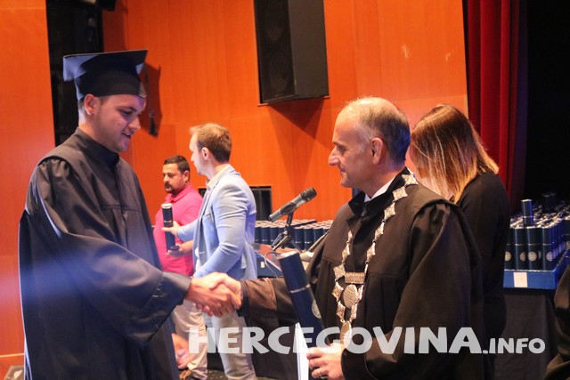 FPMOZ: Pogledajte tko je sve danas dobio diplomu na svečanoj promociji diplomanata