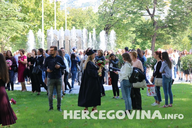 FPMOZ: Pogledajte kako je bilo nakon dodjela diploma ispred Hrvatskog doma Herceg Stjepan Kosača