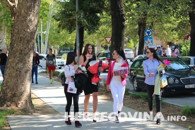 FPMOZ: Pogledajte kako je bilo nakon dodjela diploma ispred Hrvatskog doma Herceg Stjepan Kosača