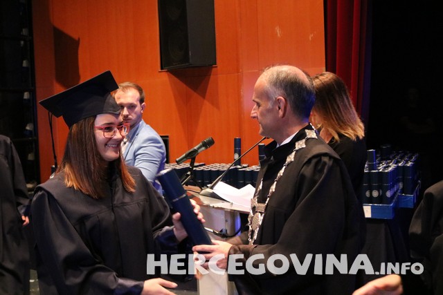 FPMOZ: Pogledajte tko je sve danas dobio diplomu na svečanoj promociji diplomanata