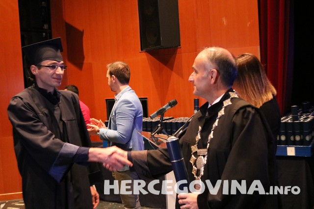 FPMOZ: Pogledajte tko je sve danas dobio diplomu na svečanoj promociji diplomanata