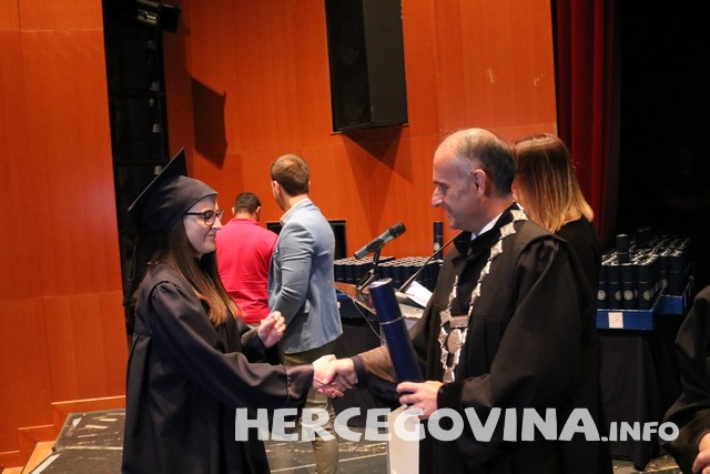 FPMOZ: Pogledajte tko je sve danas dobio diplomu na svečanoj promociji diplomanata