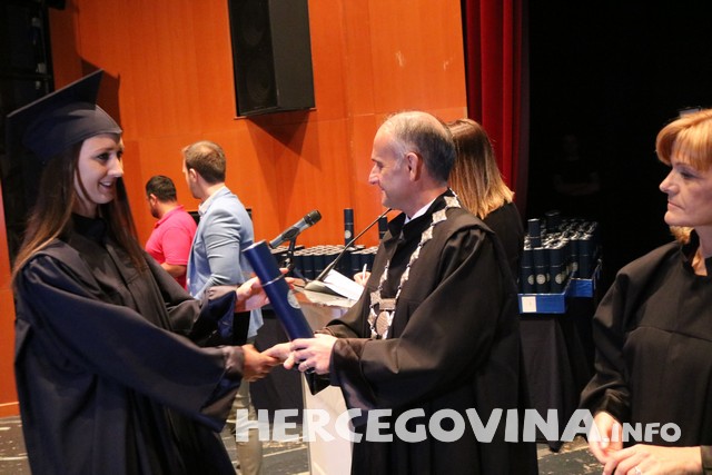 FPMOZ: Pogledajte tko je sve danas dobio diplomu na svečanoj promociji diplomanata