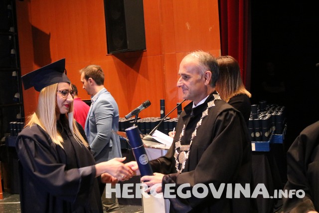 FPMOZ: Pogledajte tko je sve danas dobio diplomu na svečanoj promociji diplomanata