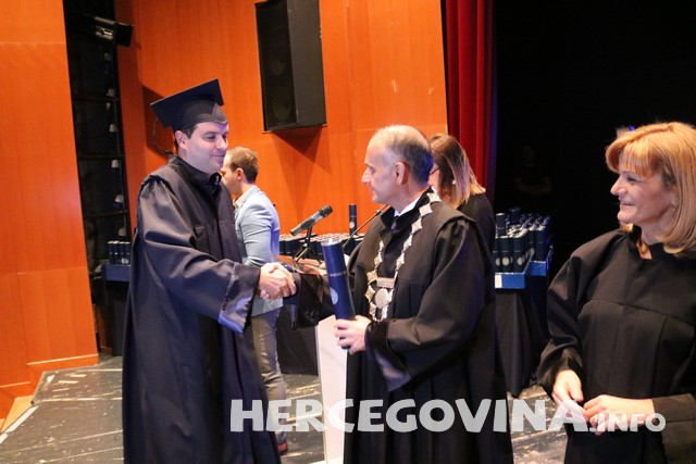 FPMOZ: Pogledajte tko je sve danas dobio diplomu na svečanoj promociji diplomanata