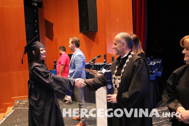 FPMOZ: Pogledajte tko je sve danas dobio diplomu na svečanoj promociji diplomanata