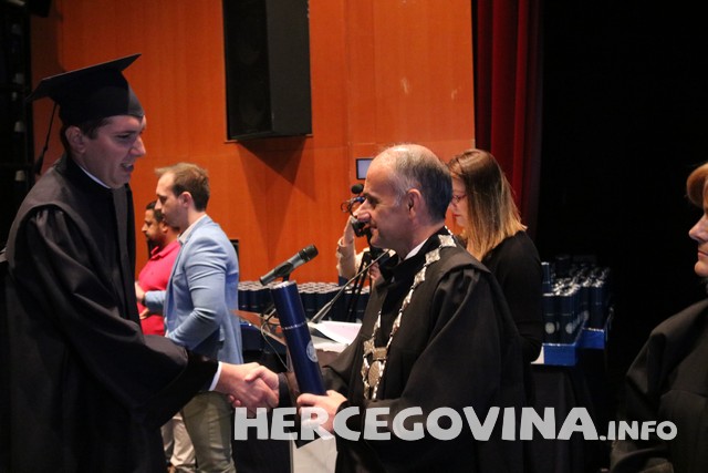 FPMOZ: Pogledajte tko je sve danas dobio diplomu na svečanoj promociji diplomanata