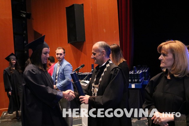 FPMOZ: Pogledajte tko je sve danas dobio diplomu na svečanoj promociji diplomanata