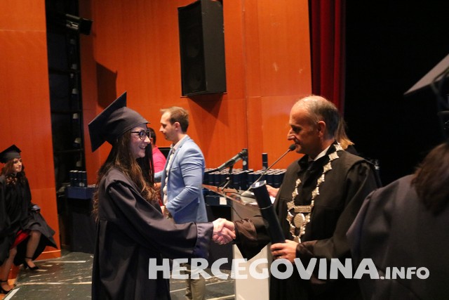 FPMOZ: Pogledajte tko je sve danas dobio diplomu na svečanoj promociji diplomanata