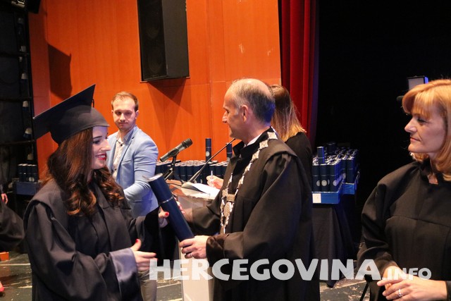 FPMOZ: Pogledajte tko je sve danas dobio diplomu na svečanoj promociji diplomanata