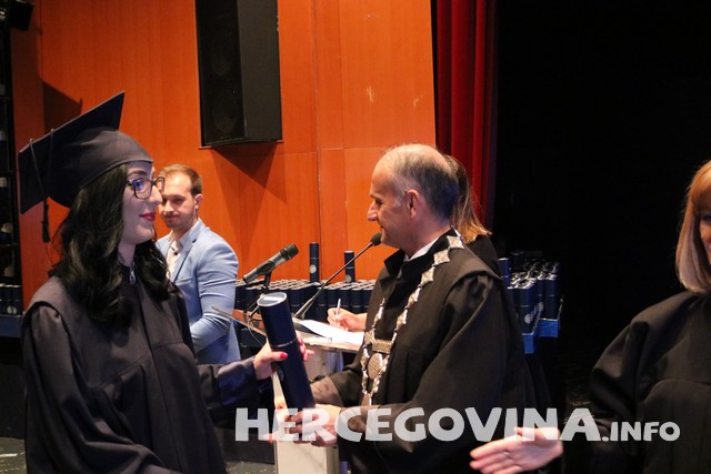 FPMOZ: Pogledajte tko je sve danas dobio diplomu na svečanoj promociji diplomanata