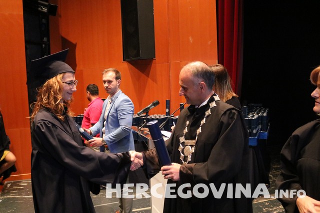 FPMOZ: Pogledajte tko je sve danas dobio diplomu na svečanoj promociji diplomanata