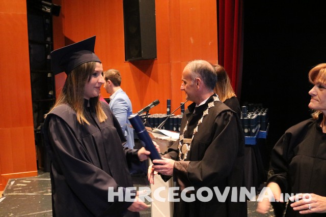 FPMOZ: Pogledajte tko je sve danas dobio diplomu na svečanoj promociji diplomanata