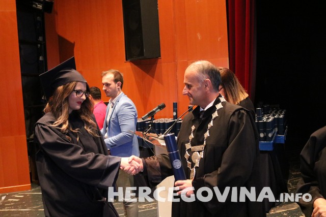 FPMOZ: Pogledajte tko je sve danas dobio diplomu na svečanoj promociji diplomanata