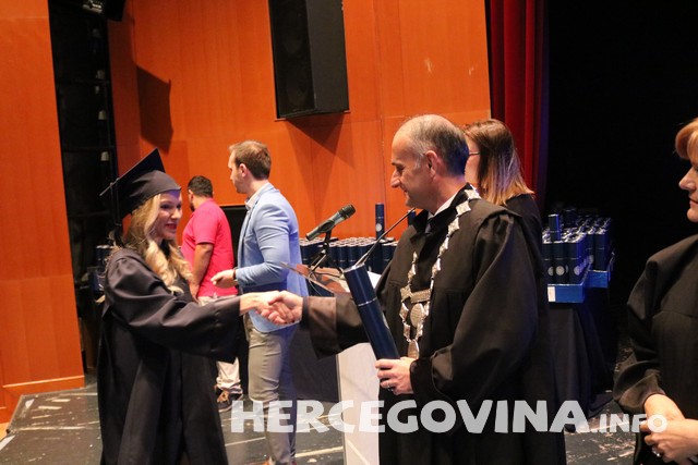 FPMOZ: Pogledajte tko je sve danas dobio diplomu na svečanoj promociji diplomanata