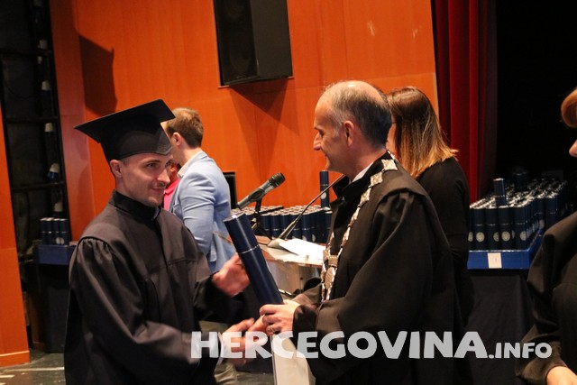 FPMOZ: Pogledajte tko je sve danas dobio diplomu na svečanoj promociji diplomanata