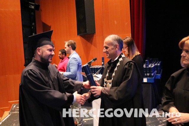 FPMOZ: Pogledajte tko je sve danas dobio diplomu na svečanoj promociji diplomanata