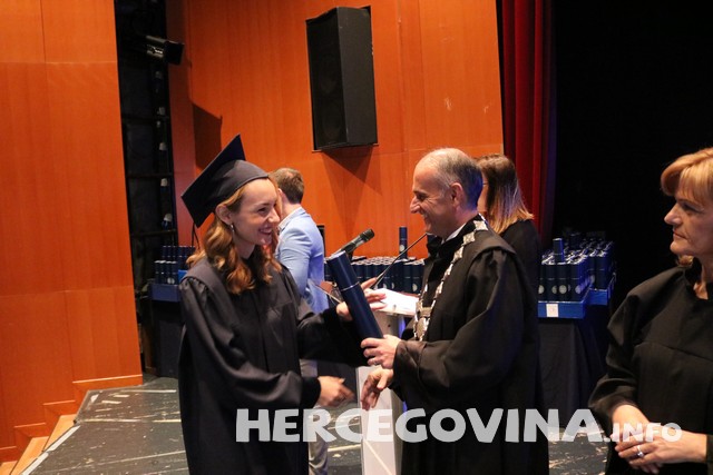 FPMOZ: Pogledajte tko je sve danas dobio diplomu na svečanoj promociji diplomanata