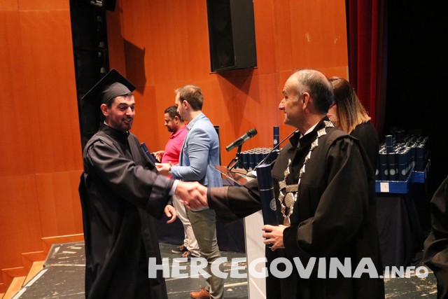 FPMOZ: Pogledajte tko je sve danas dobio diplomu na svečanoj promociji diplomanata