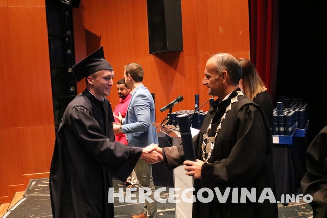 FPMOZ: Pogledajte tko je sve danas dobio diplomu na svečanoj promociji diplomanata