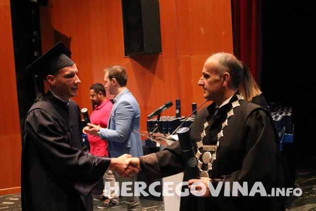 FPMOZ: Pogledajte tko je sve danas dobio diplomu na svečanoj promociji diplomanata