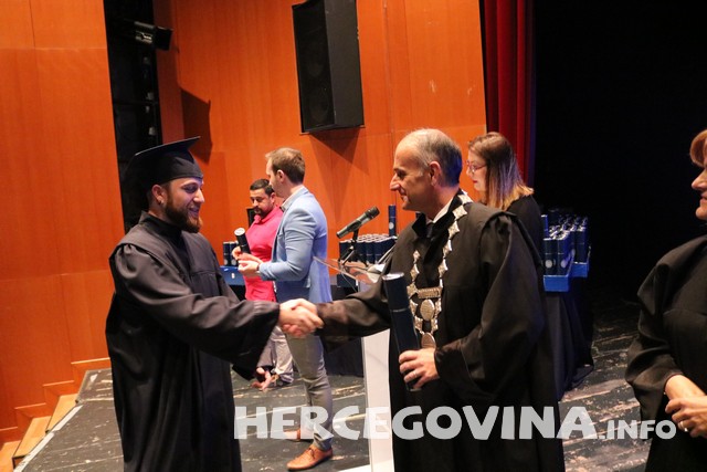 FPMOZ: Pogledajte tko je sve danas dobio diplomu na svečanoj promociji diplomanata