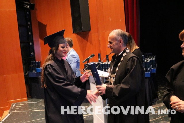 FPMOZ: Pogledajte tko je sve danas dobio diplomu na svečanoj promociji diplomanata