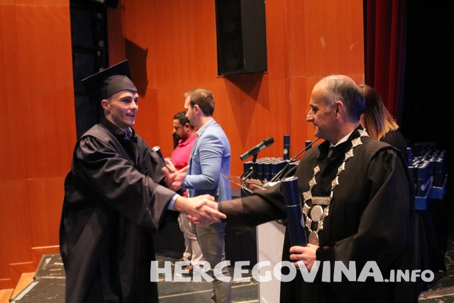 FPMOZ: Pogledajte tko je sve danas dobio diplomu na svečanoj promociji diplomanata