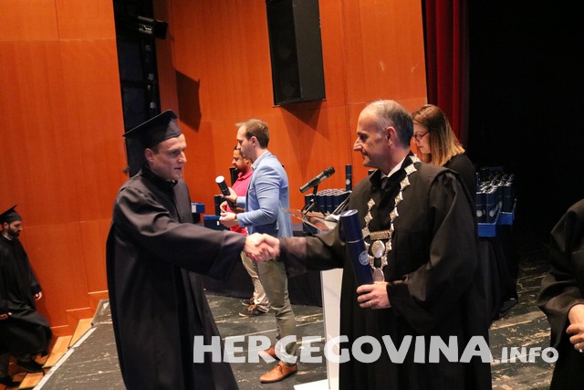 FPMOZ: Pogledajte tko je sve danas dobio diplomu na svečanoj promociji diplomanata
