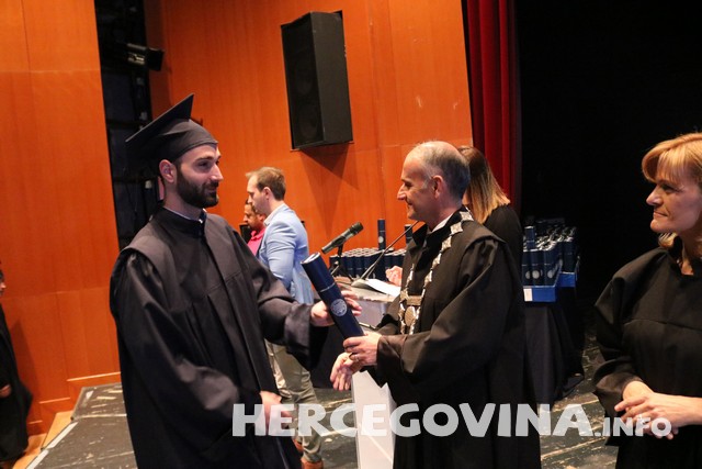 FPMOZ: Pogledajte tko je sve danas dobio diplomu na svečanoj promociji diplomanata