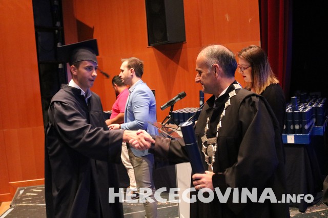 FPMOZ: Pogledajte tko je sve danas dobio diplomu na svečanoj promociji diplomanata