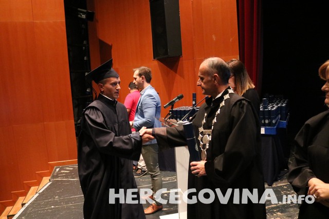 FPMOZ: Pogledajte tko je sve danas dobio diplomu na svečanoj promociji diplomanata
