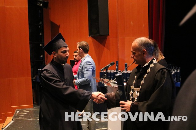 FPMOZ: Pogledajte tko je sve danas dobio diplomu na svečanoj promociji diplomanata