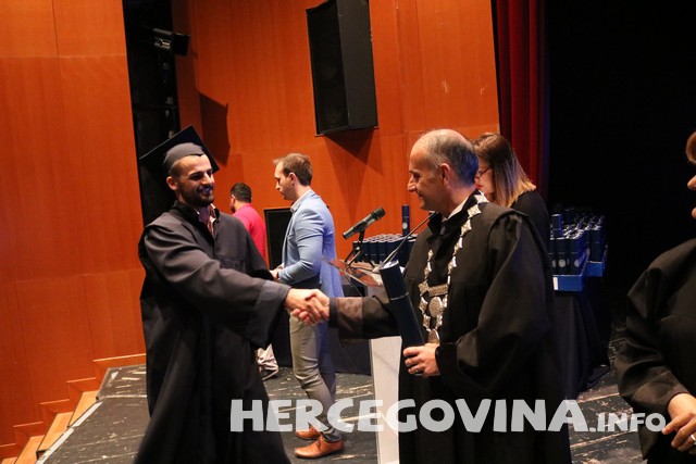 FPMOZ: Pogledajte tko je sve danas dobio diplomu na svečanoj promociji diplomanata