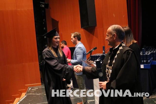 FPMOZ: Pogledajte tko je sve danas dobio diplomu na svečanoj promociji diplomanata