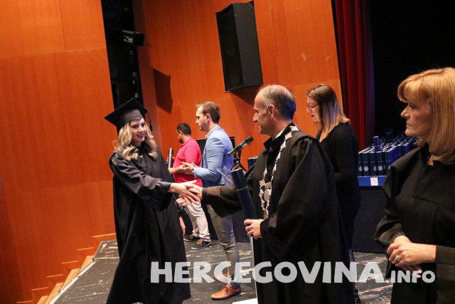 FPMOZ: Pogledajte tko je sve danas dobio diplomu na svečanoj promociji diplomanata