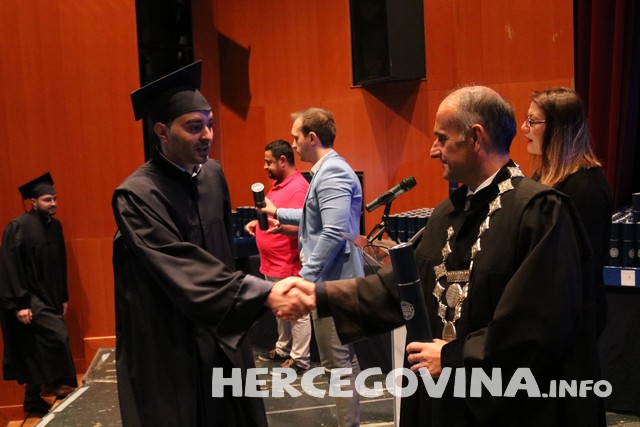 FPMOZ: Pogledajte tko je sve danas dobio diplomu na svečanoj promociji diplomanata