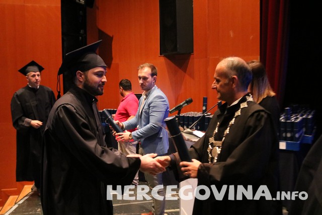 FPMOZ: Pogledajte tko je sve danas dobio diplomu na svečanoj promociji diplomanata