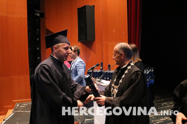 FPMOZ: Pogledajte tko je sve danas dobio diplomu na svečanoj promociji diplomanata