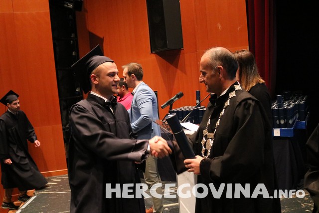 FPMOZ: Pogledajte tko je sve danas dobio diplomu na svečanoj promociji diplomanata