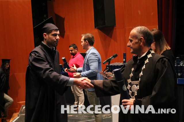 FPMOZ: Pogledajte tko je sve danas dobio diplomu na svečanoj promociji diplomanata