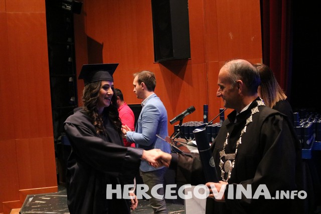 FPMOZ: Pogledajte tko je sve danas dobio diplomu na svečanoj promociji diplomanata