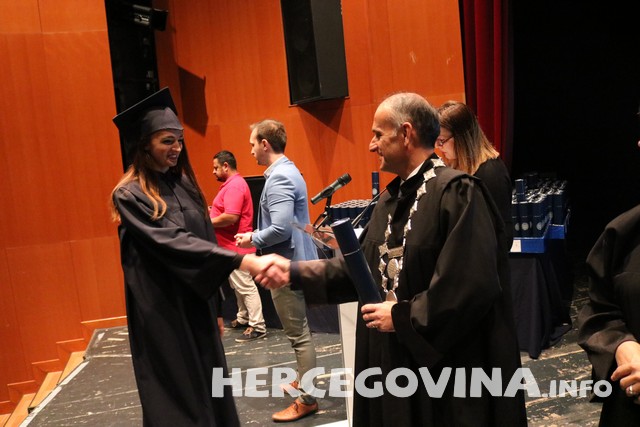 FPMOZ: Pogledajte tko je sve danas dobio diplomu na svečanoj promociji diplomanata