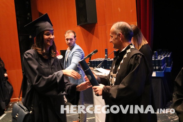 FPMOZ: Pogledajte tko je sve danas dobio diplomu na svečanoj promociji diplomanata