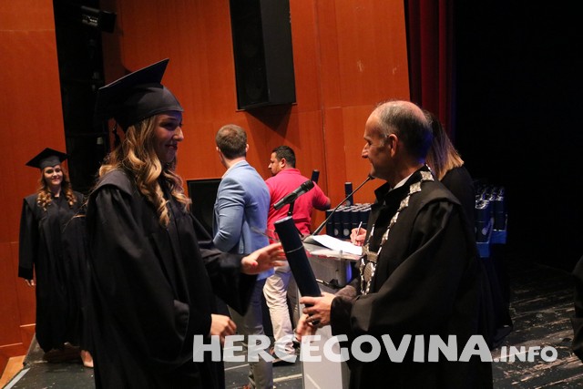 FPMOZ: Pogledajte tko je sve danas dobio diplomu na svečanoj promociji diplomanata