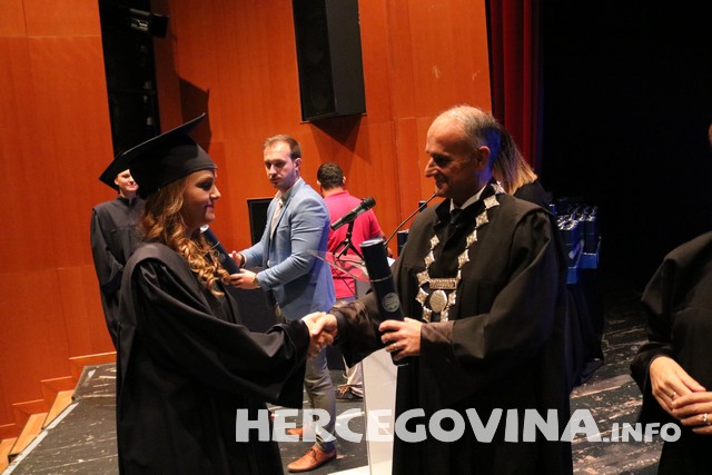 FPMOZ: Pogledajte tko je sve danas dobio diplomu na svečanoj promociji diplomanata
