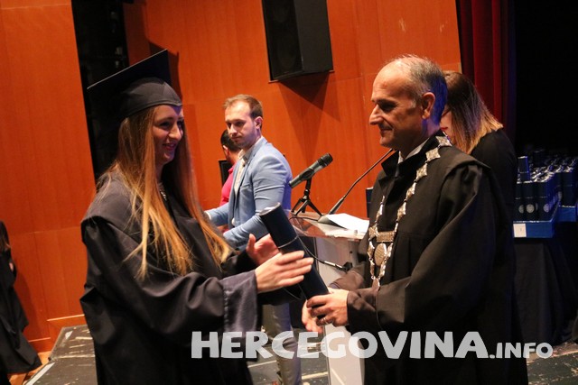 FPMOZ: Pogledajte tko je sve danas dobio diplomu na svečanoj promociji diplomanata