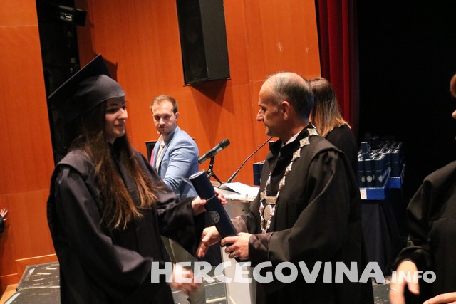 FPMOZ: Pogledajte tko je sve danas dobio diplomu na svečanoj promociji diplomanata