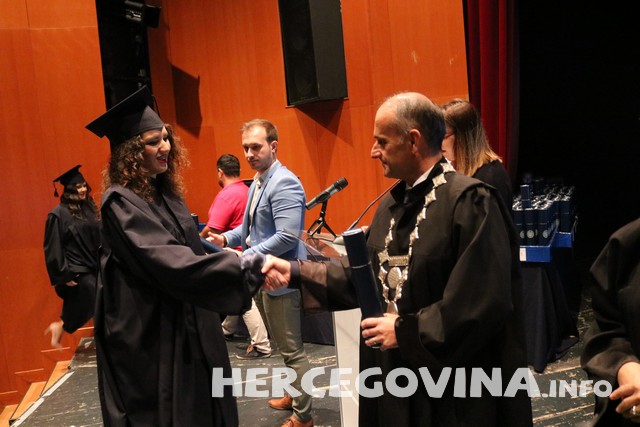 FPMOZ: Pogledajte tko je sve danas dobio diplomu na svečanoj promociji diplomanata